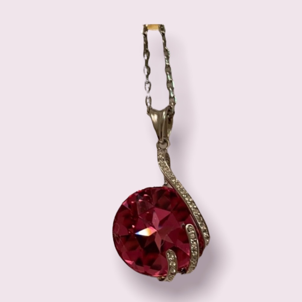 Beautiful New Swarovski Crystal Statement Necklace.